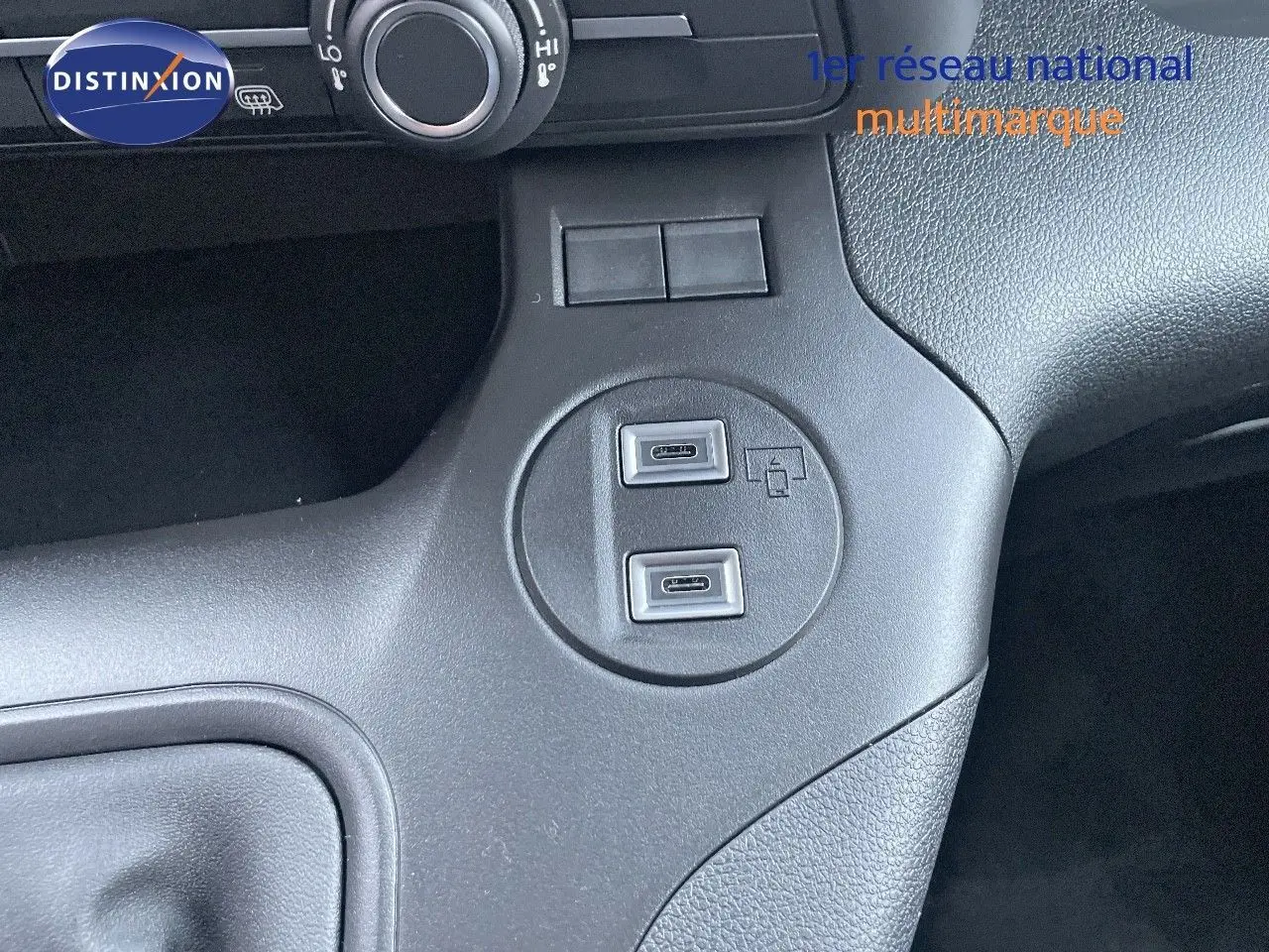 Vue rapprochée du tableau de bord noir du Peugeot Partner 2025, montrant deux ports USB-C intégrés.