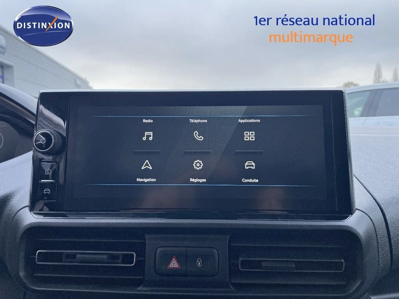 Peugeot Partner 2025 en vue intérieure sur l’écran tactile central affichant les options radio, téléphone et navigation.