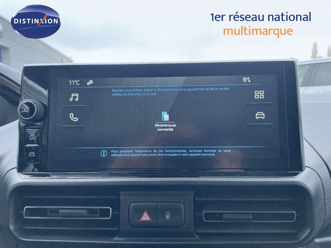 Vue intérieure centrée sur l'écran tactile du tableau de bord du Peugeot Partner 2025, affichant les périphériques connectés.