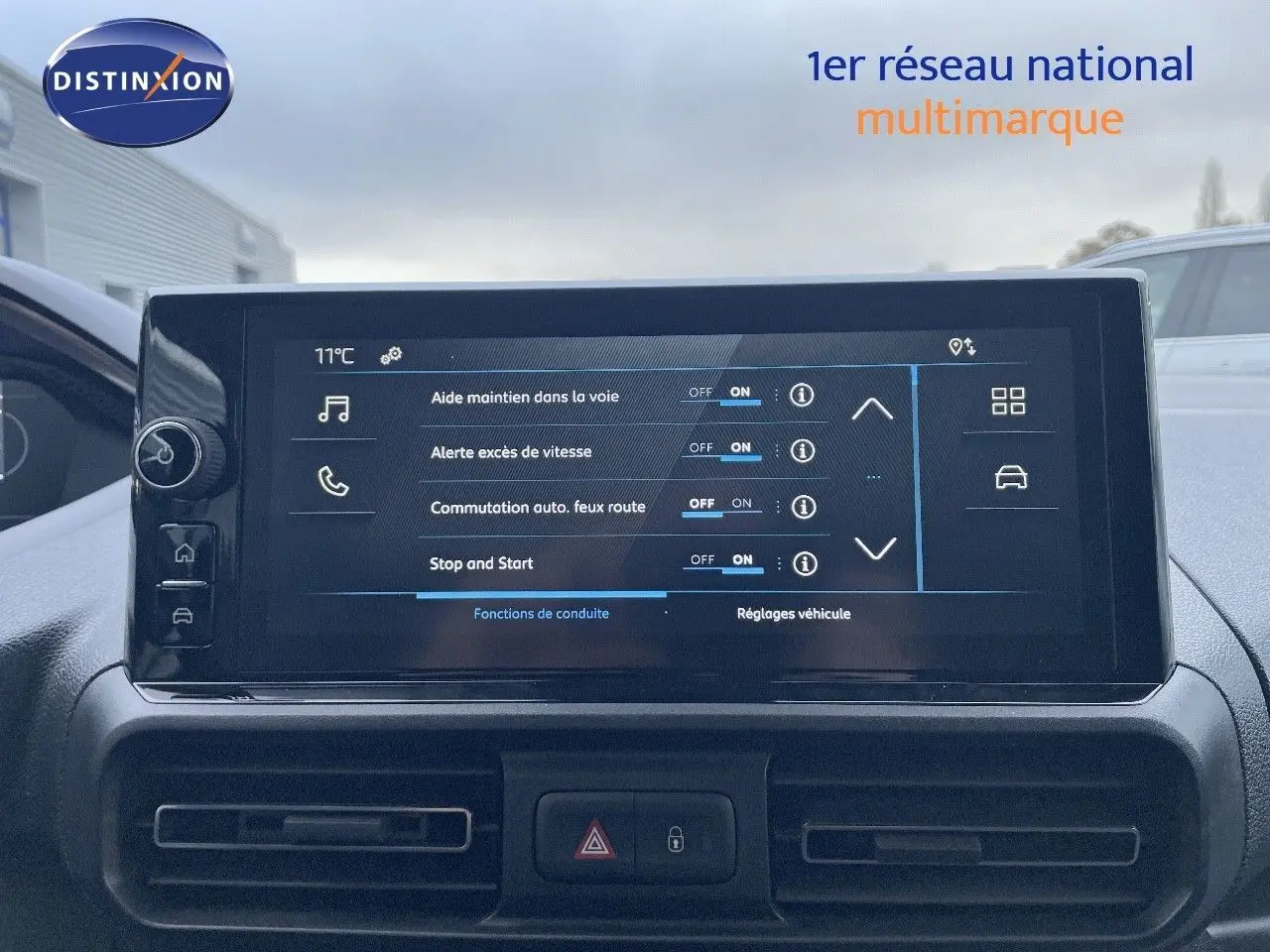 Écran tactile central du Peugeot Partner 2025 montrant les réglages d'aides à la conduite dans un intérieur sombre.