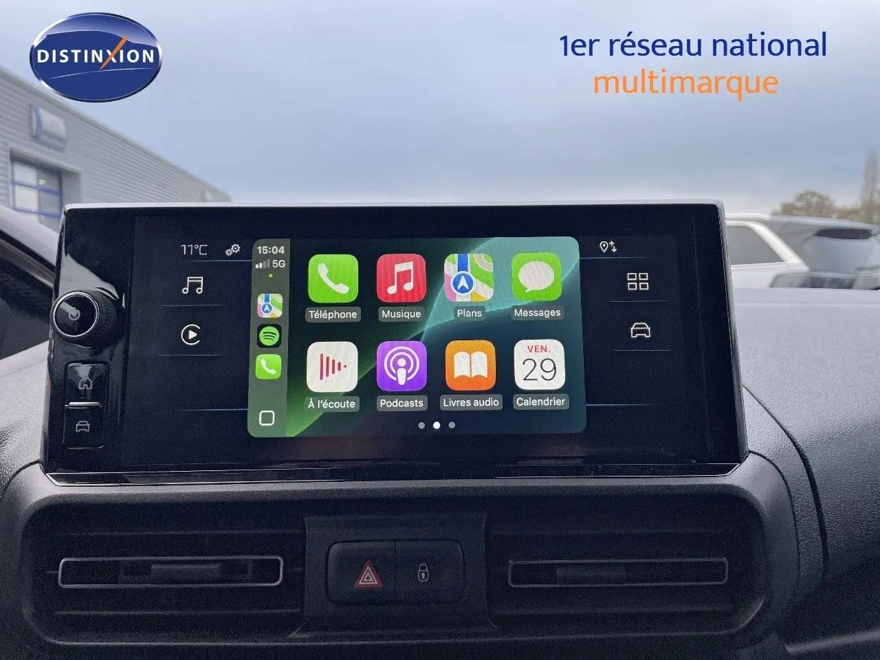Écran tactile central du Peugeot Partner 2025 affichant des applications, vu de face dans l'habitacle.