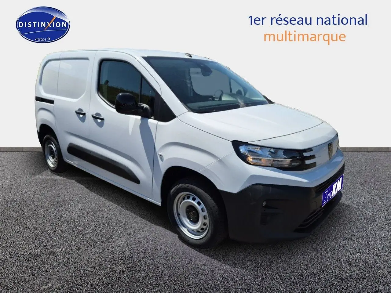 Vue 3/4 avant droite du Peugeot Partner 2025 blanc, version utilitaire avec protections noires sur les portières.