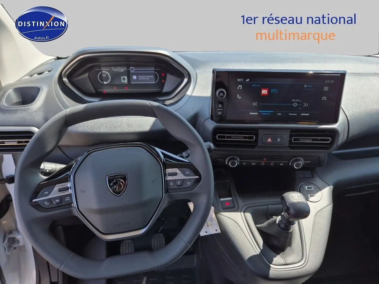 Intérieur du Peugeot Partner 2025, vue du poste de conduite avec volant compact et écran tactile central noir.