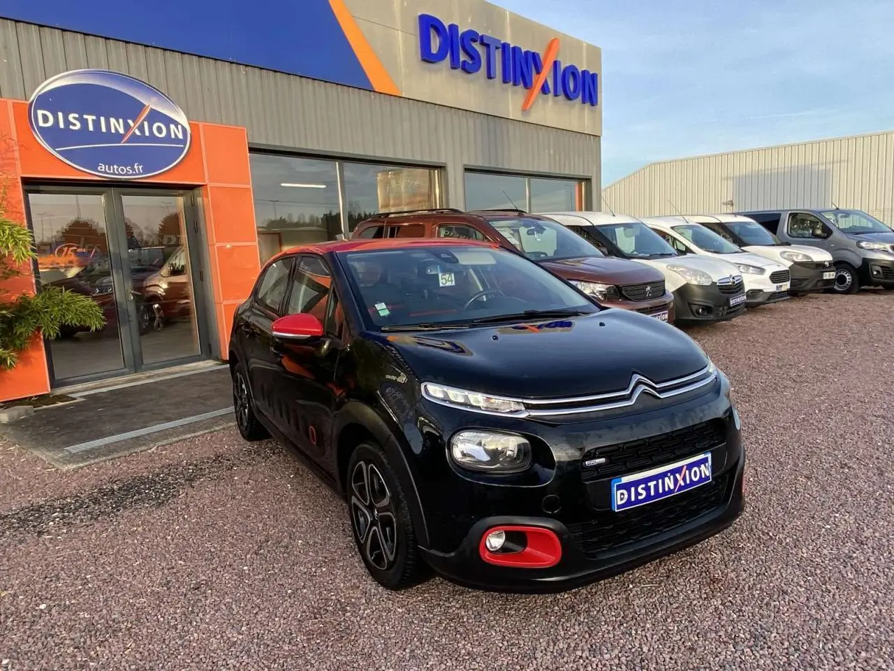 Citroën C3 2017 noir avec toit et détails rouges, vue 3/4 avant droit devant concession Distinxion.