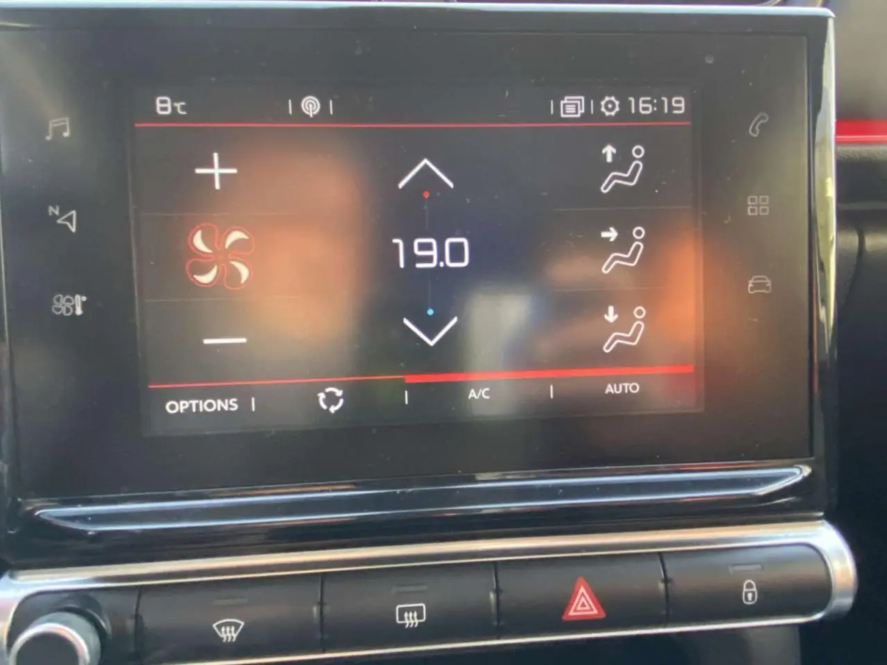 Écran tactile central de la Citroën C3 2017 noir toit rouge affichant la climatisation à 19°C en gros plan.