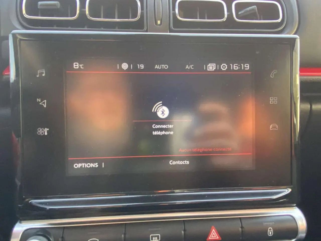 Écran tactile central du tableau de bord du Citroën C3 noir toit rouge, affichant la connexion Bluetooth téléphone.
