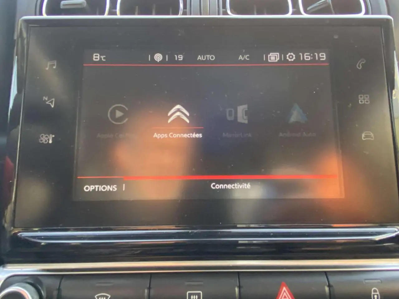 Écran tactile central de la Citroën C3 2017 noir toit rouge, affichant le menu connectivité avec commandes tactiles.