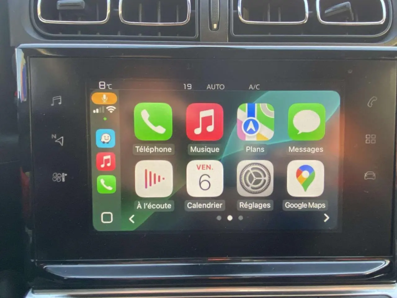 Écran tactile 7 pouces du système CITROËN Connect Nav dans une Citroën C3 noire toit rouge, affichant les applications connectées.