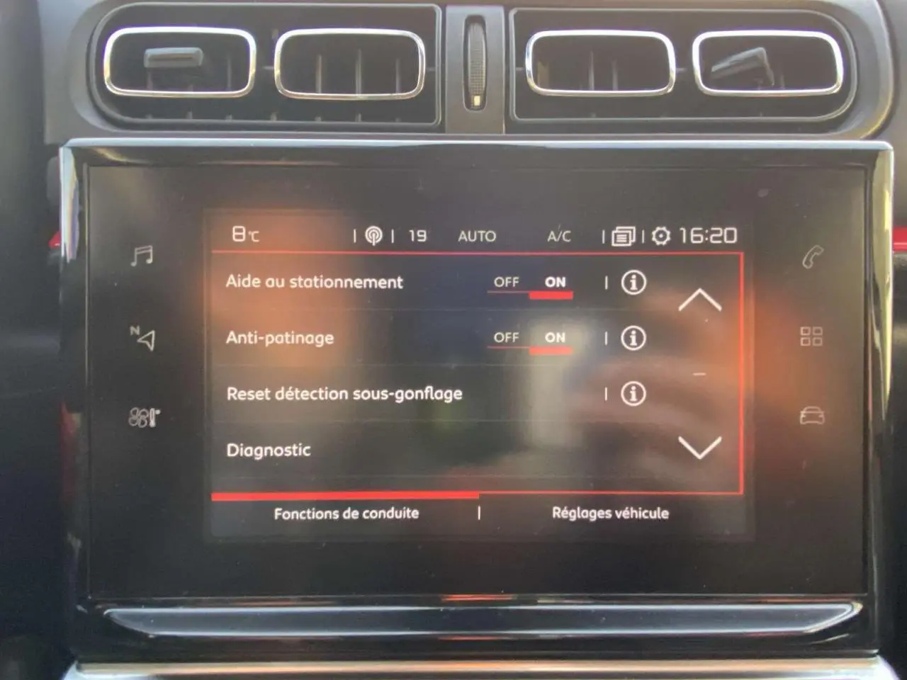 Écran tactile central de la Citroën C3 2017 affichant les réglages d’aide au stationnement et d’anti-patinage.