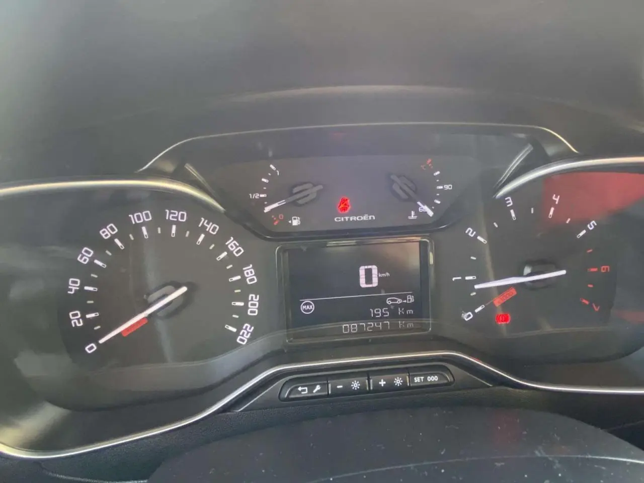 Tableau de bord de Citroën C3 2017, affichage numérique au centre avec compte-tours et vitesse à zéro