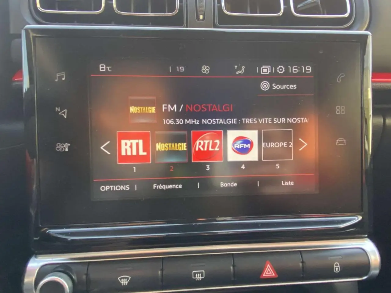 Écran tactile CITROËN Connect Nav affichant les radios FM dans l’habitacle d’une Citroën C3 noire toit rouge.