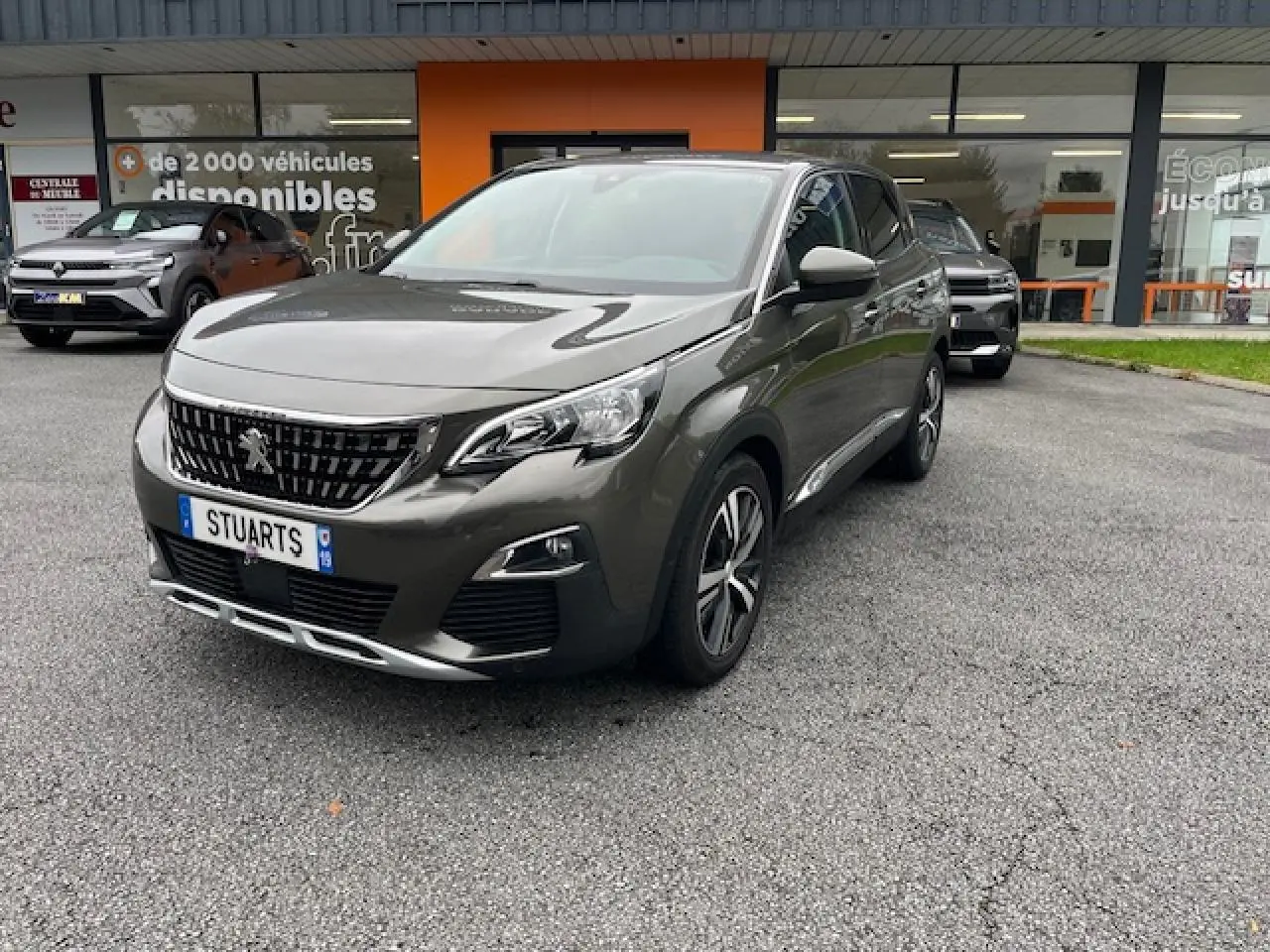 Peugeot 3008 gris Amazonite en 3/4 avant droit, avec jantes alliage et calandre noire brillante.