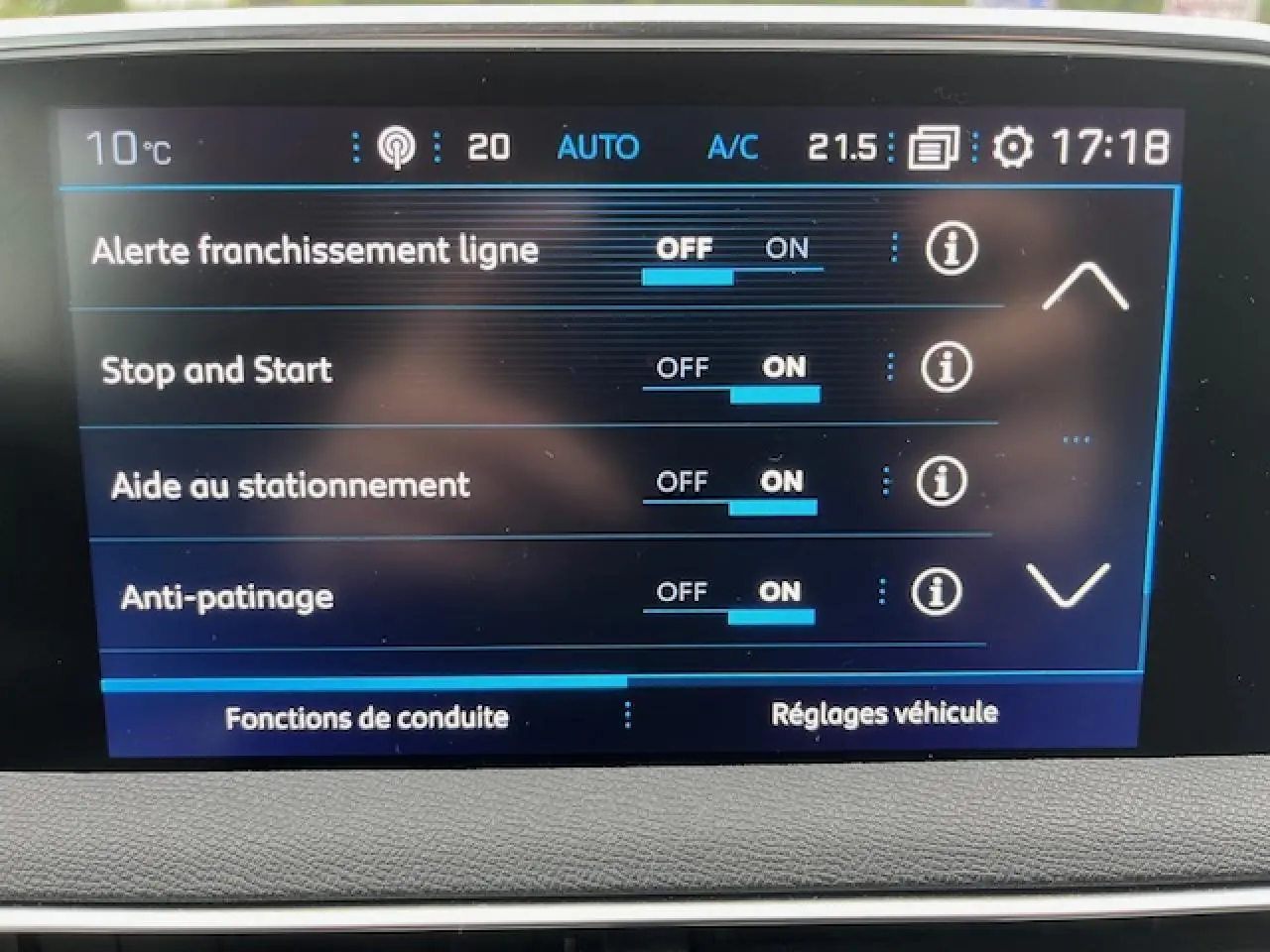 Écran tactile du tableau de bord du Peugeot 3008 gris Amazonite montrant les réglages d'aides à la conduite activées.