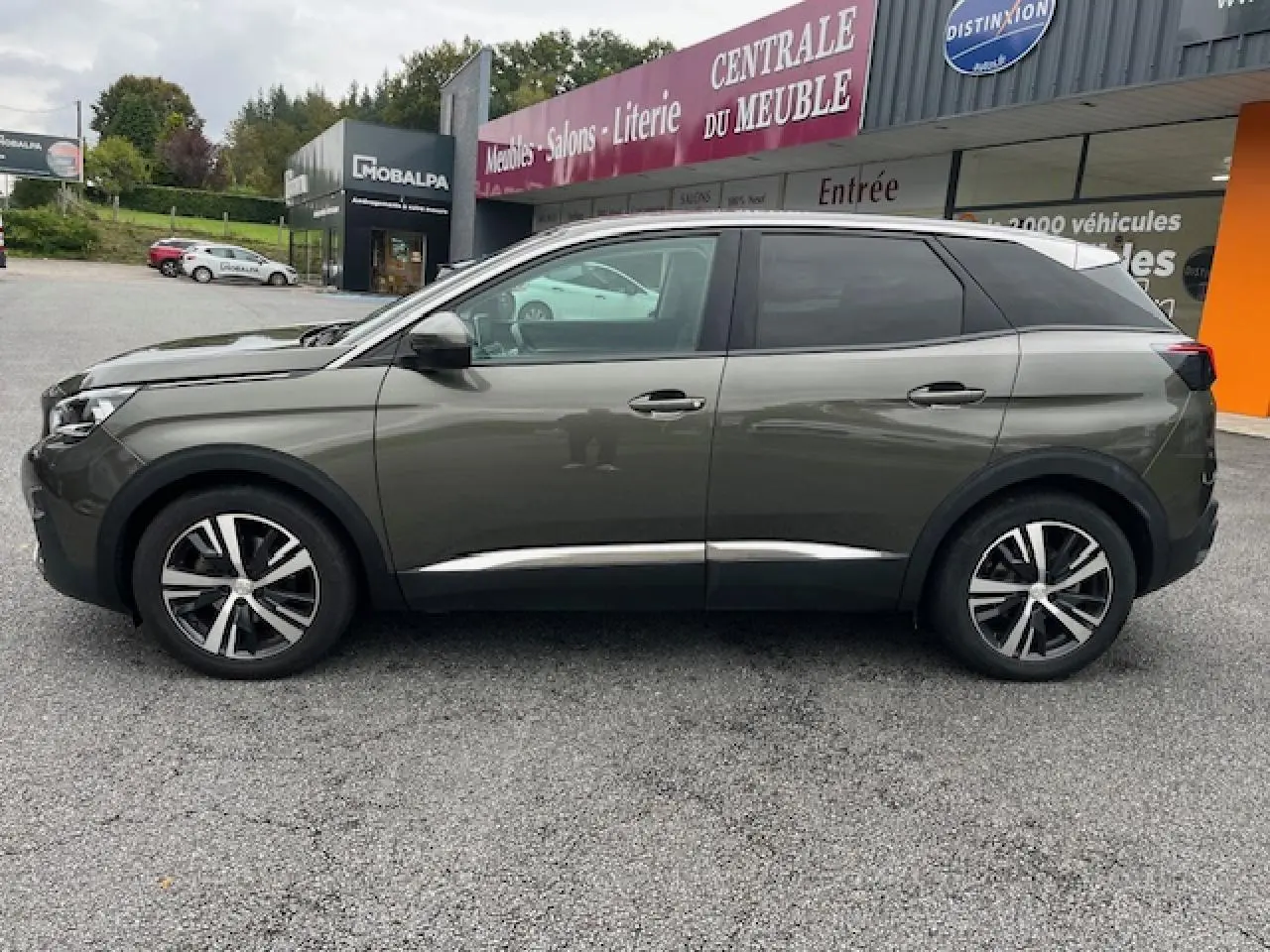 Profil côté gauche du Peugeot 3008 gris Amazonite 2019, avec jantes alliage et vitres teintées.