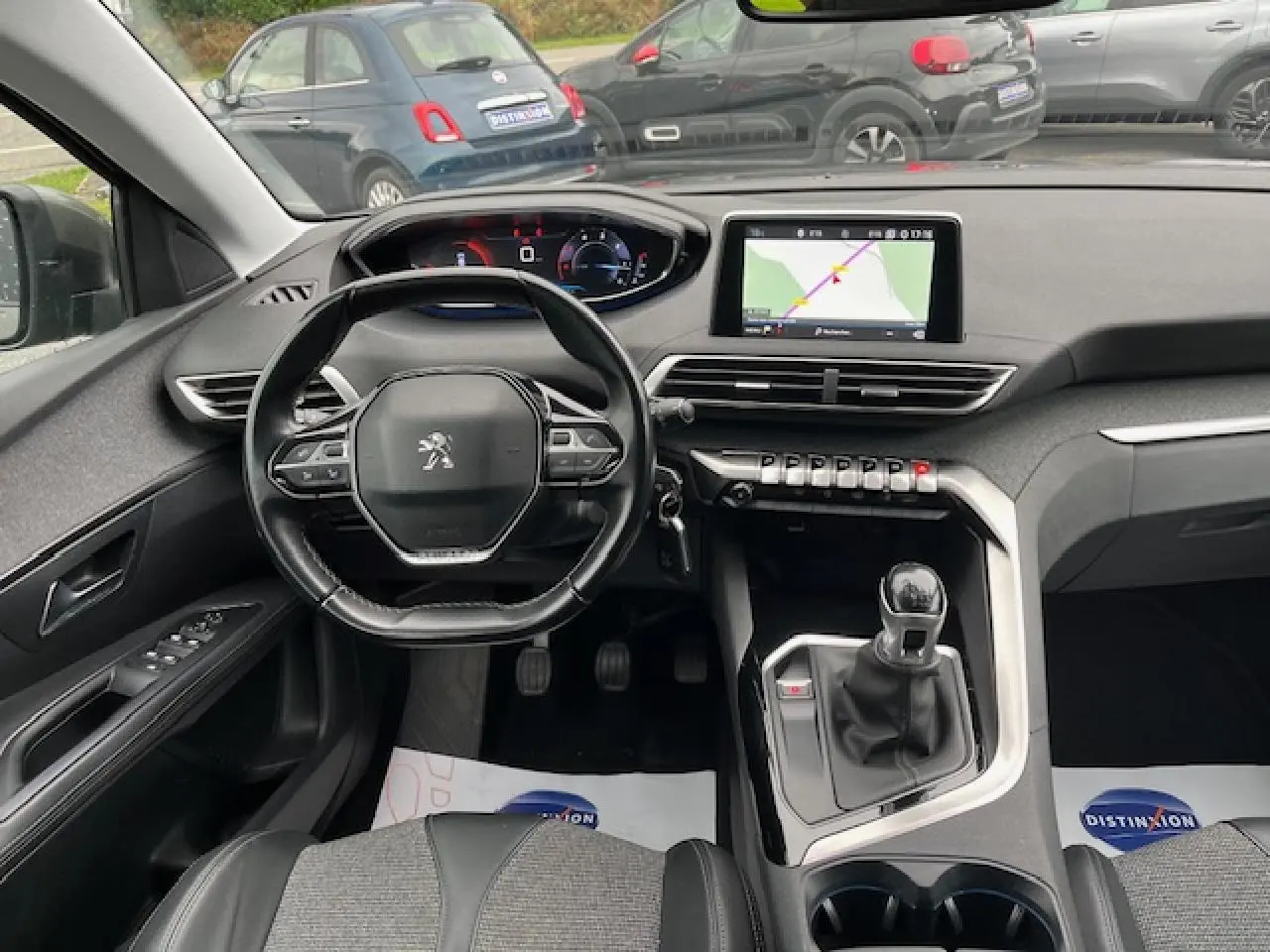 Vue intérieure du poste de conduite du Peugeot 3008 2019, volant multifonctions et écran GPS tactile au centre.