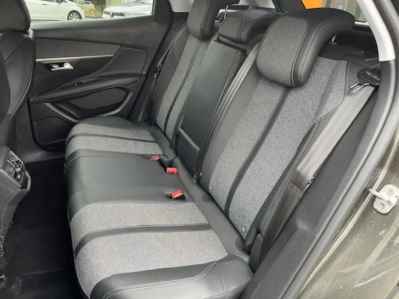Banquette arrière en semi-cuir gris et tissu vue côté droit du Peugeot 3008 1.5 BlueHDi 130 Allure gris Amazonite.