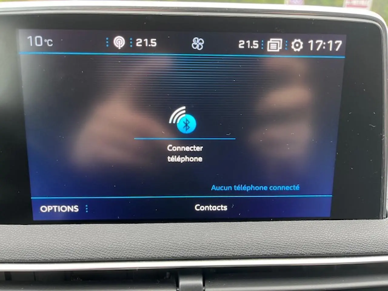 Écran tactile central du Peugeot 3008 gris Amazonite de 2019 affichant la connexion Bluetooth pour téléphone.