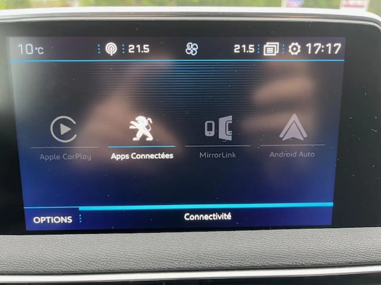 Écran tactile central du Peugeot 3008 2019 affichant les options de connectivité avec interface Apple CarPlay et Android Auto.