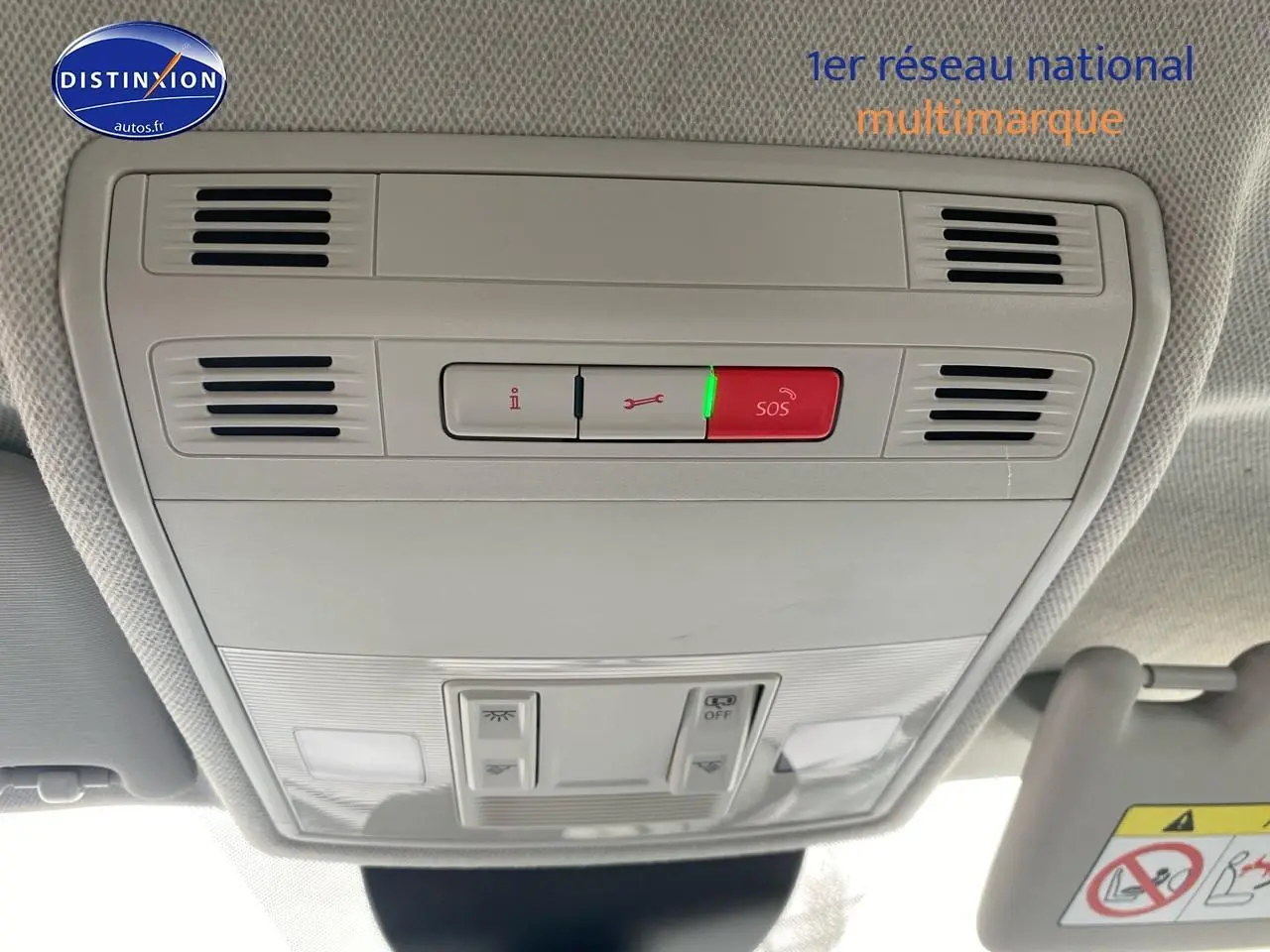 Vue intérieure en gros plan du plafonnier avec bouton SOS et éclairage dans une SEAT Ibiza noir minuit 2025.