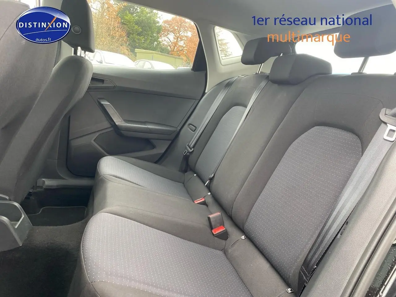 Vue intérieure sur la banquette arrière grise de la SEAT Ibiza 2025, avec appuie-têtes et ceintures visibles.