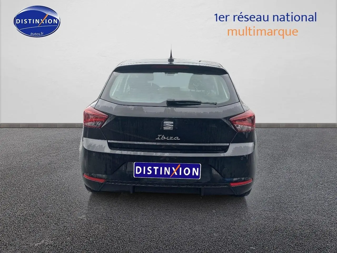 Vue arrière d'une SEAT Ibiza noir minuit 2025 avec logo Ibiza manuscrit et feux arrière anguleux.