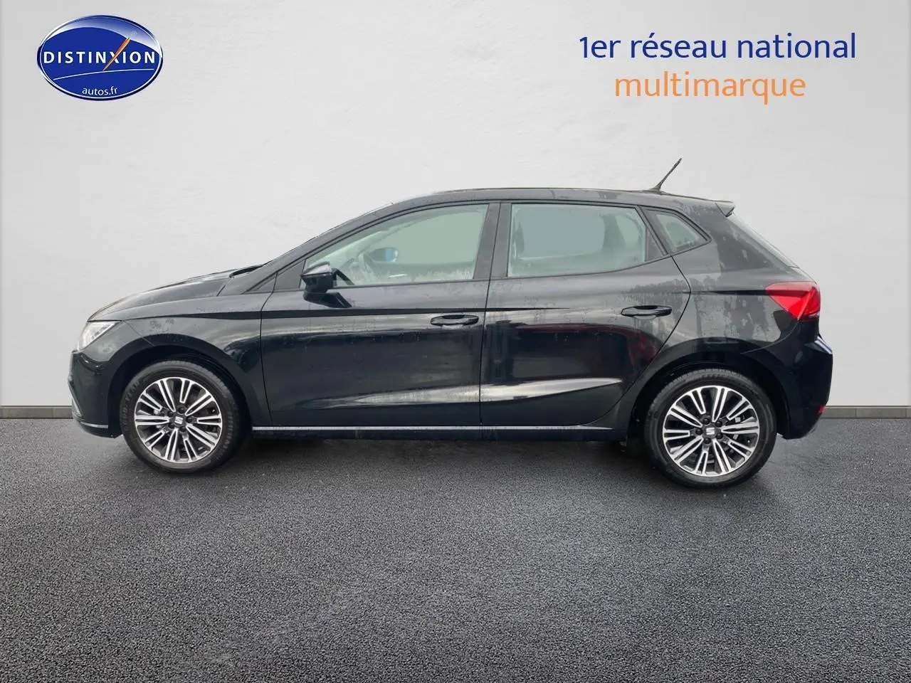 Profil côté gauche de la SEAT Ibiza noir minuit 2025 avec jantes alliage et lignes épurées.