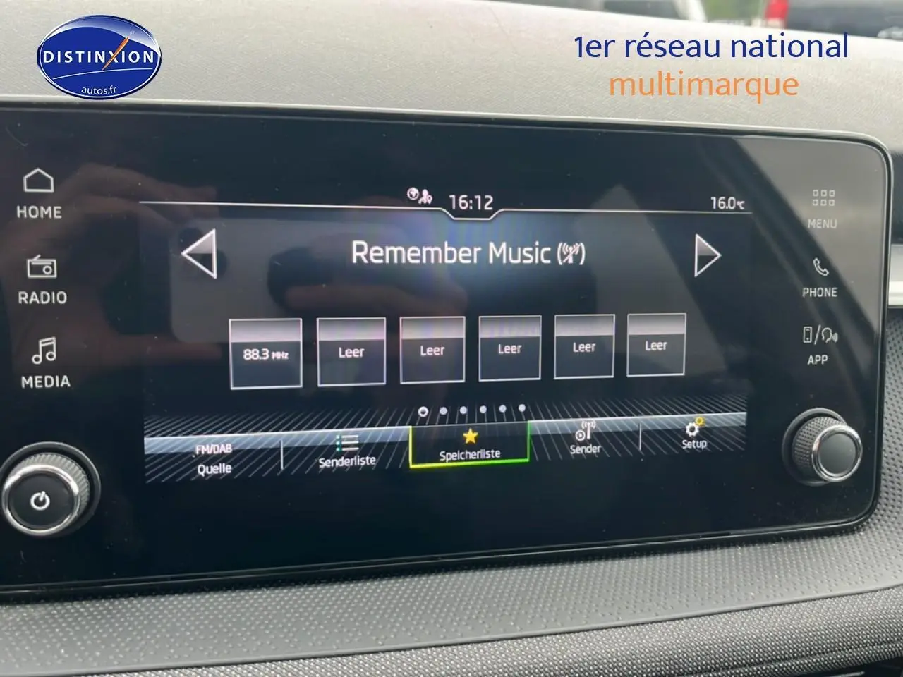 Écran tactile multimédia de la Skoda Fabia blanc, vue intérieure centrée sur la console centrale.
