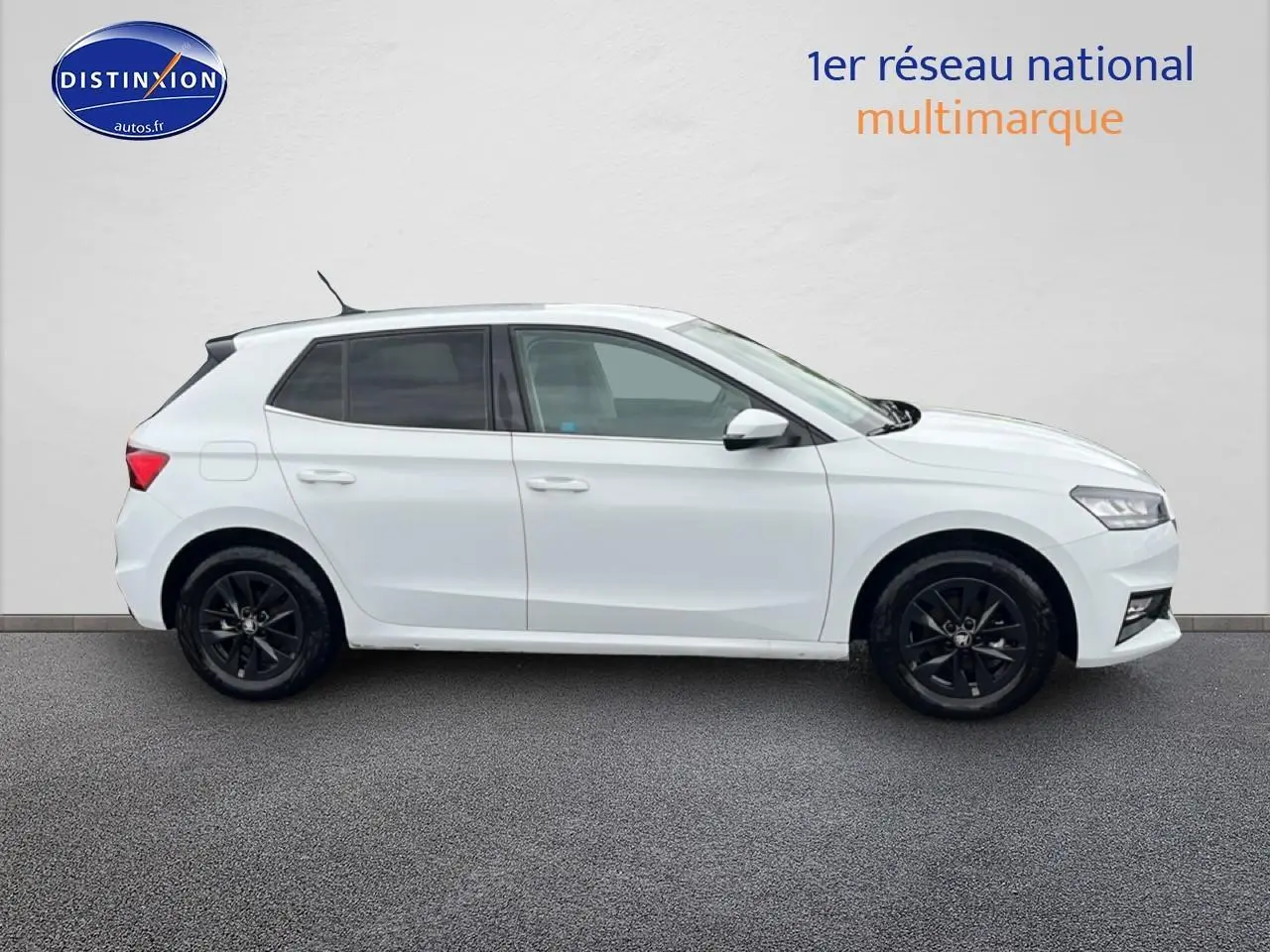 Profil droit d'une Skoda Fabia blanche 2025 avec jantes noires et vitres arrière teintées sur fond neutre.