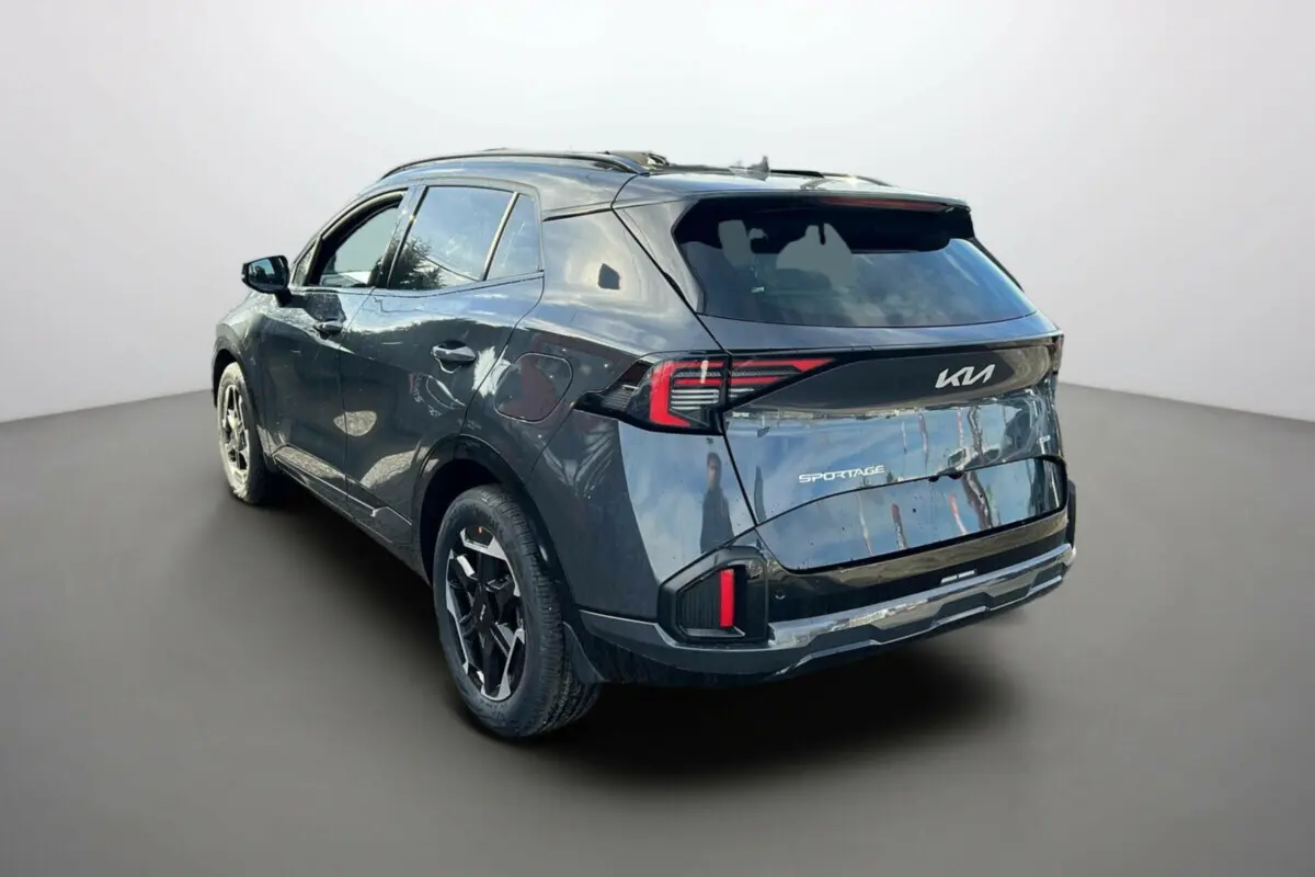 Vue 3/4 arrière gauche du KIA Sportage gris eclipse avec toit noir et feux arrière LED distinctifs.