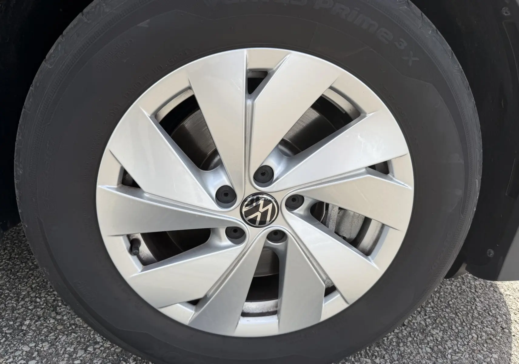 Gros plan sur la jante alliage 17 pouces argentée du Volkswagen Tiguan noir, avec logo VW au centre.