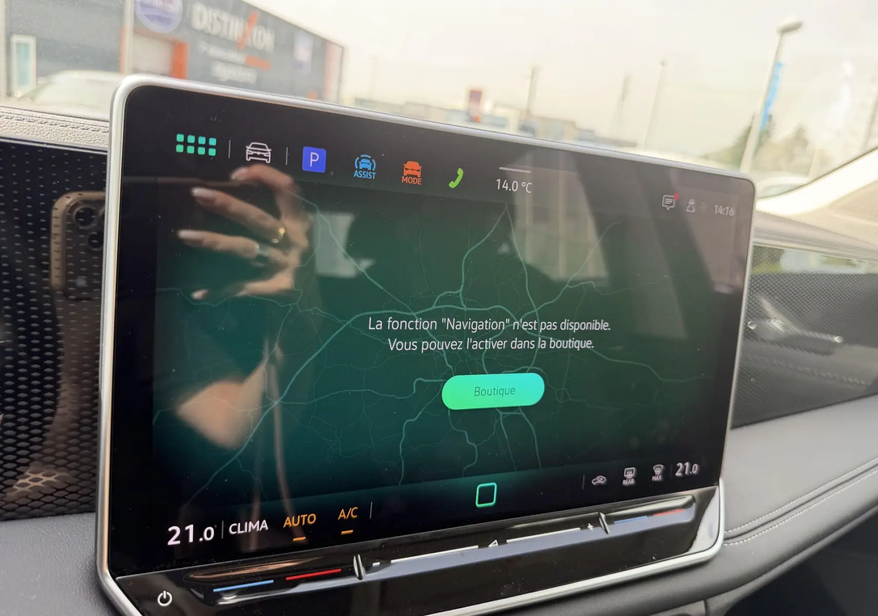 Écran tactile central du Volkswagen Tiguan 2025 affichant un message d'activation de navigation, vue intérieure côté passager.