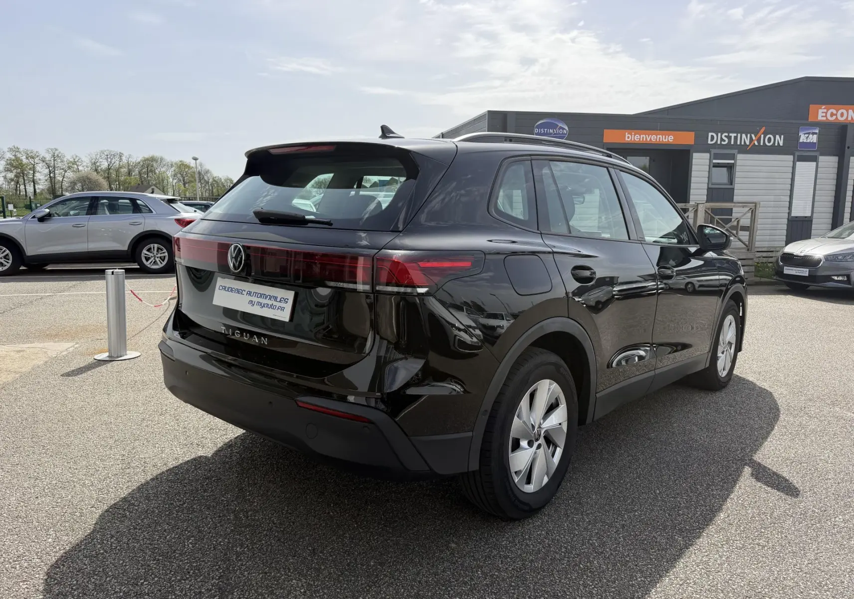 Volkswagen Tiguan noir vue 3/4 arrière droit, avec feux arrière LED et jantes alliage 17 pouces.