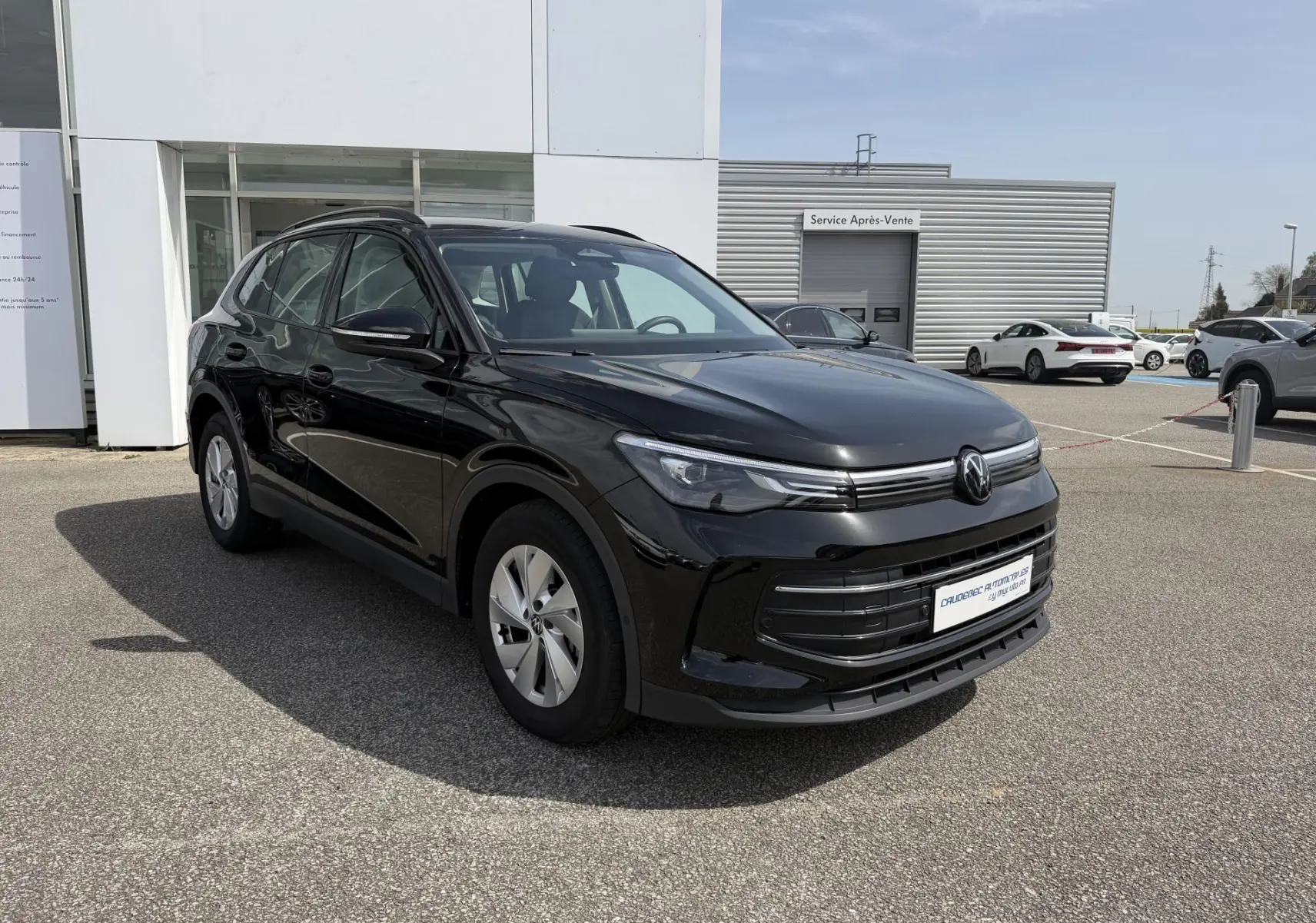 Volkswagen Tiguan noir vu en 3/4 avant droit, avec calandre moderne et jantes alliage 17 pouces visibles.