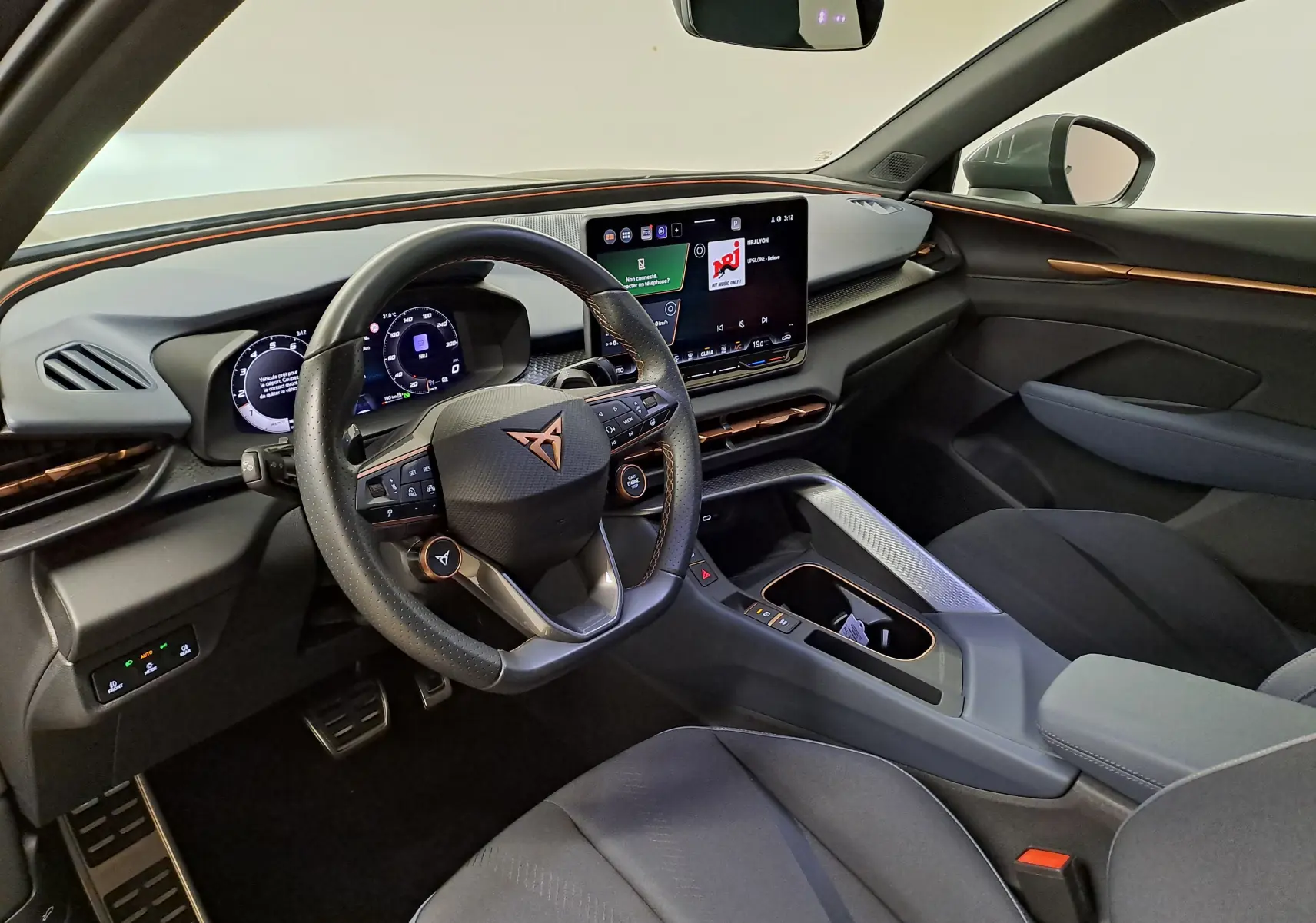 Vue intérieure côté conducteur de la CUPRA TERRAMAR 2025 avec tableau de bord numérique et finitions cuivre.