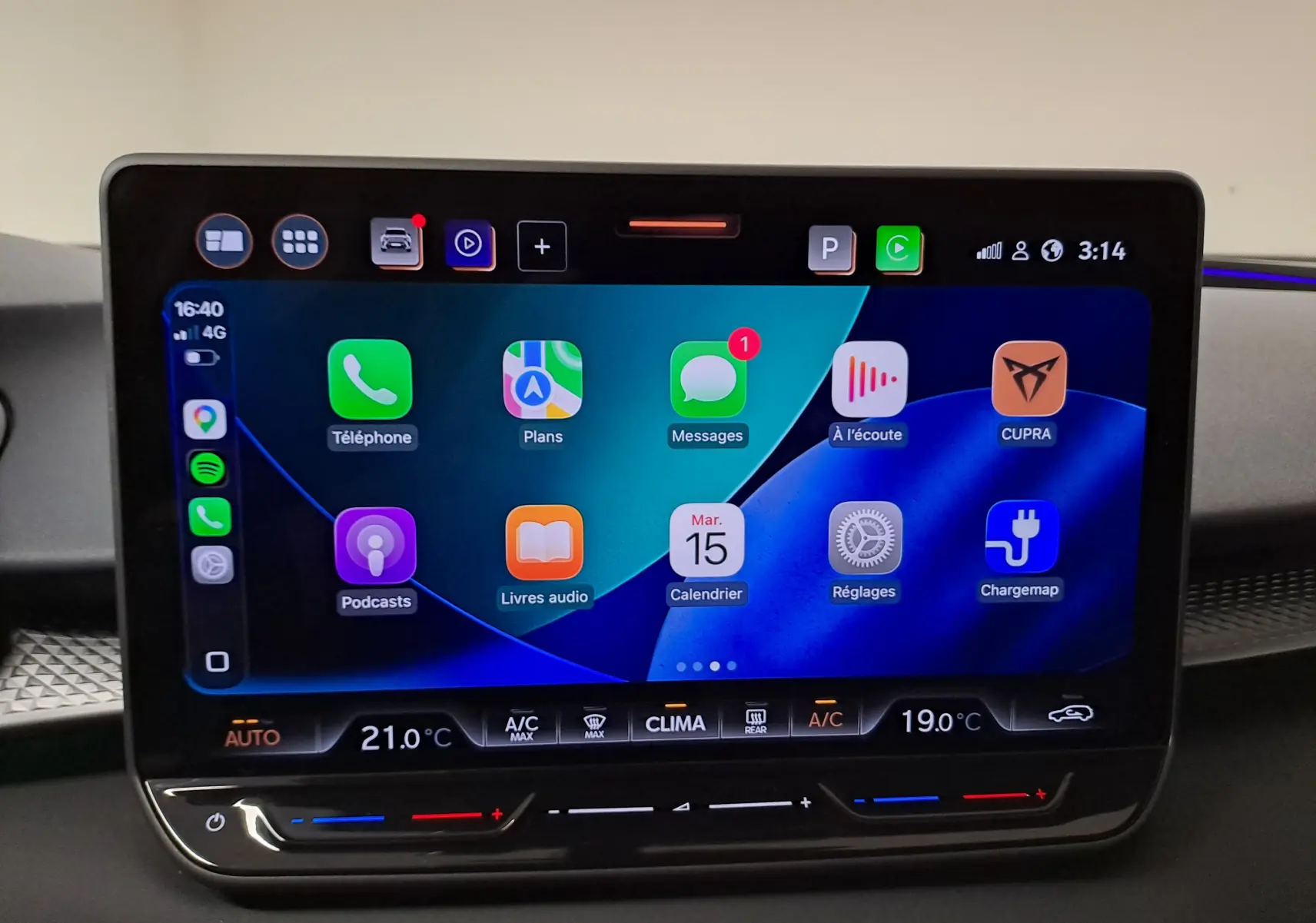 Écran tactile central du tableau de bord de la CUPRA TERRAMAR 2025 affichant les applications connectées.