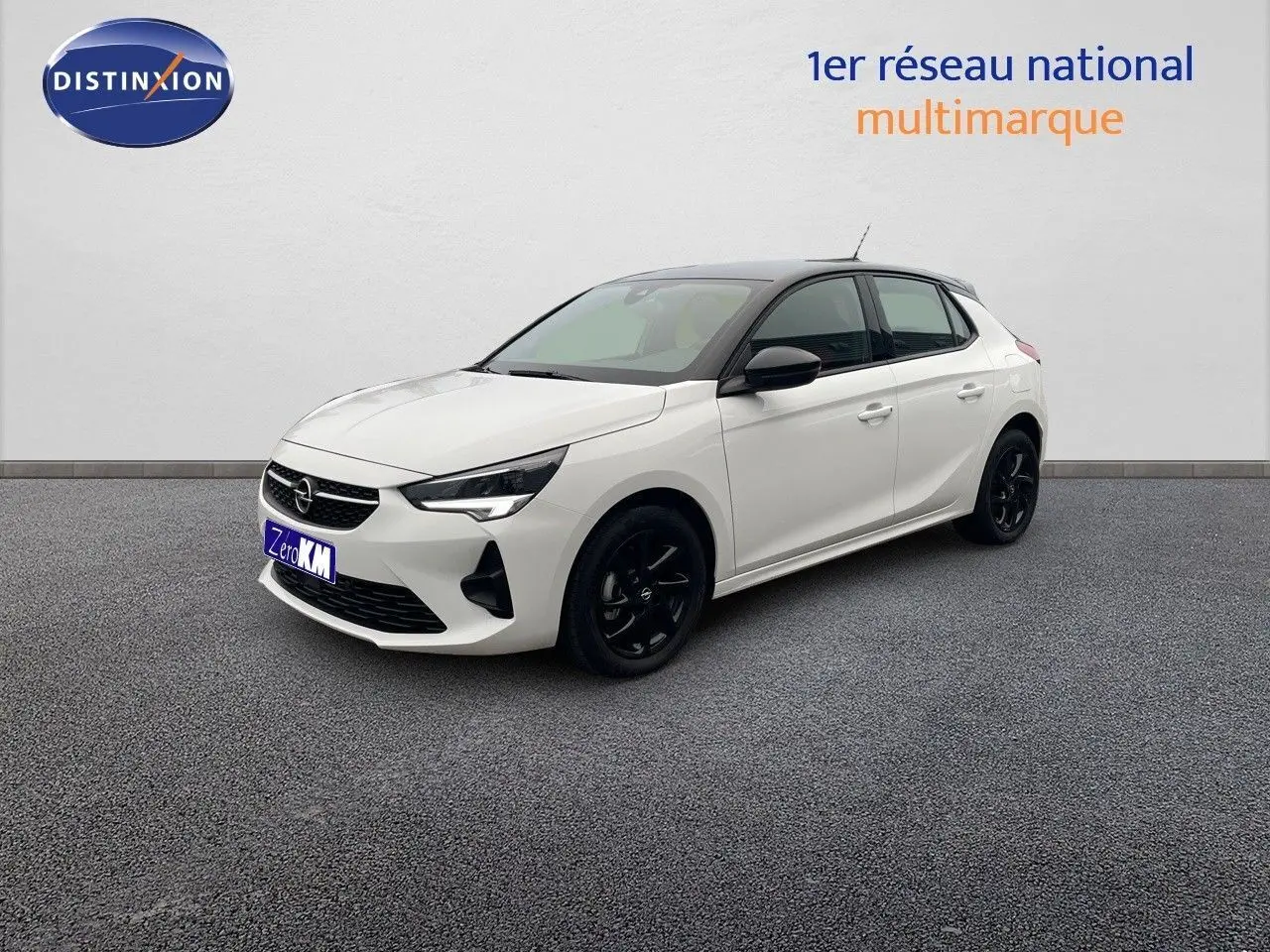 Opel Corsa blanc vue 3/4 avant droit avec toit noir et jantes noires sur fond neutre.