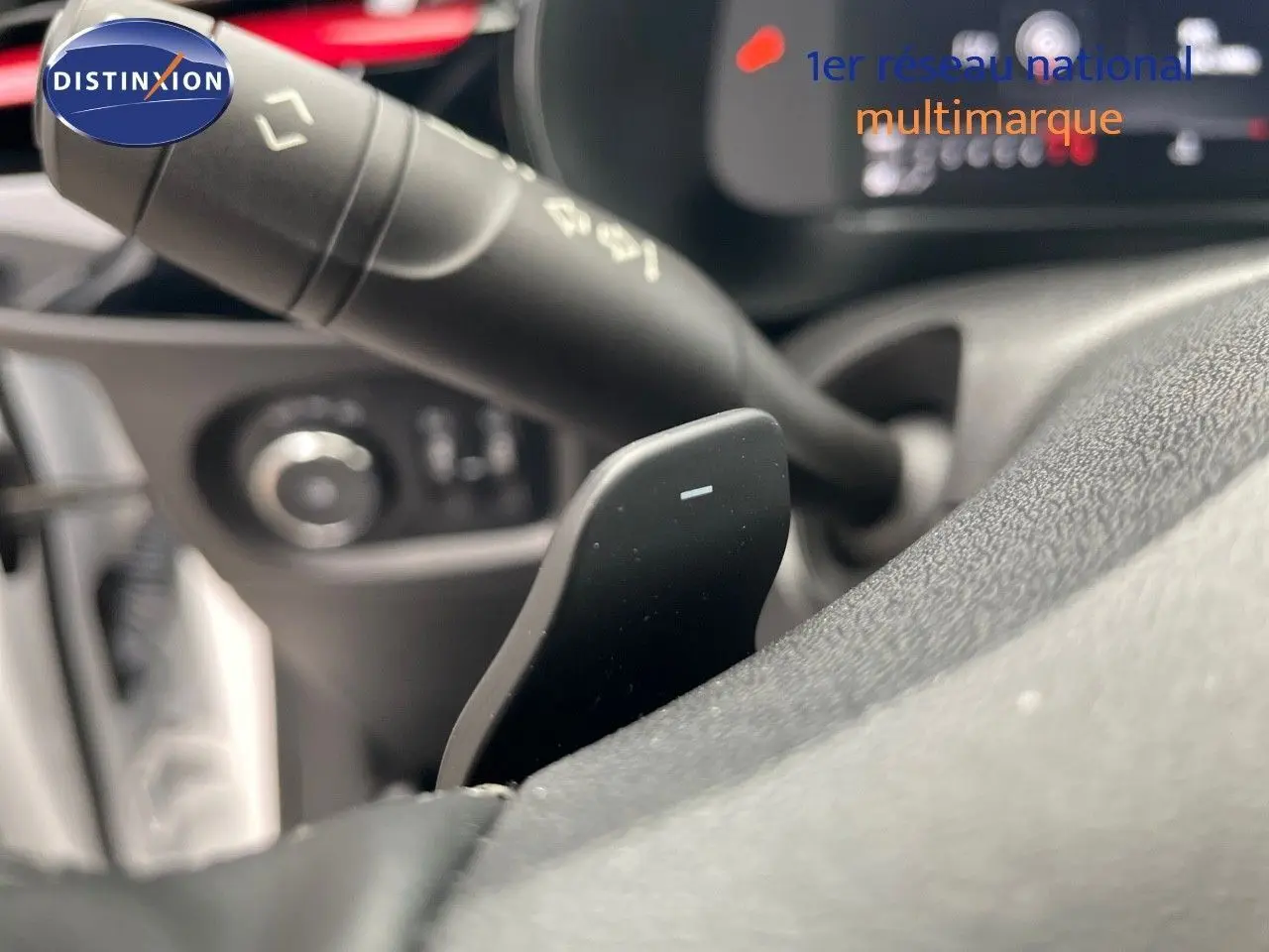 Détail de la palette de changement de vitesse au volant dans l'habitacle d'une Opel Corsa blanche 2022.