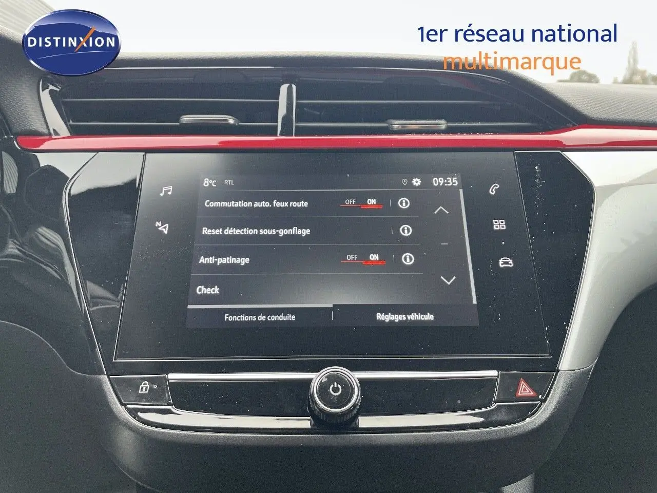 Vue rapprochée de l'écran tactile central noir avec bandeau rouge intérieur d'une Opel Corsa blanche 2022.