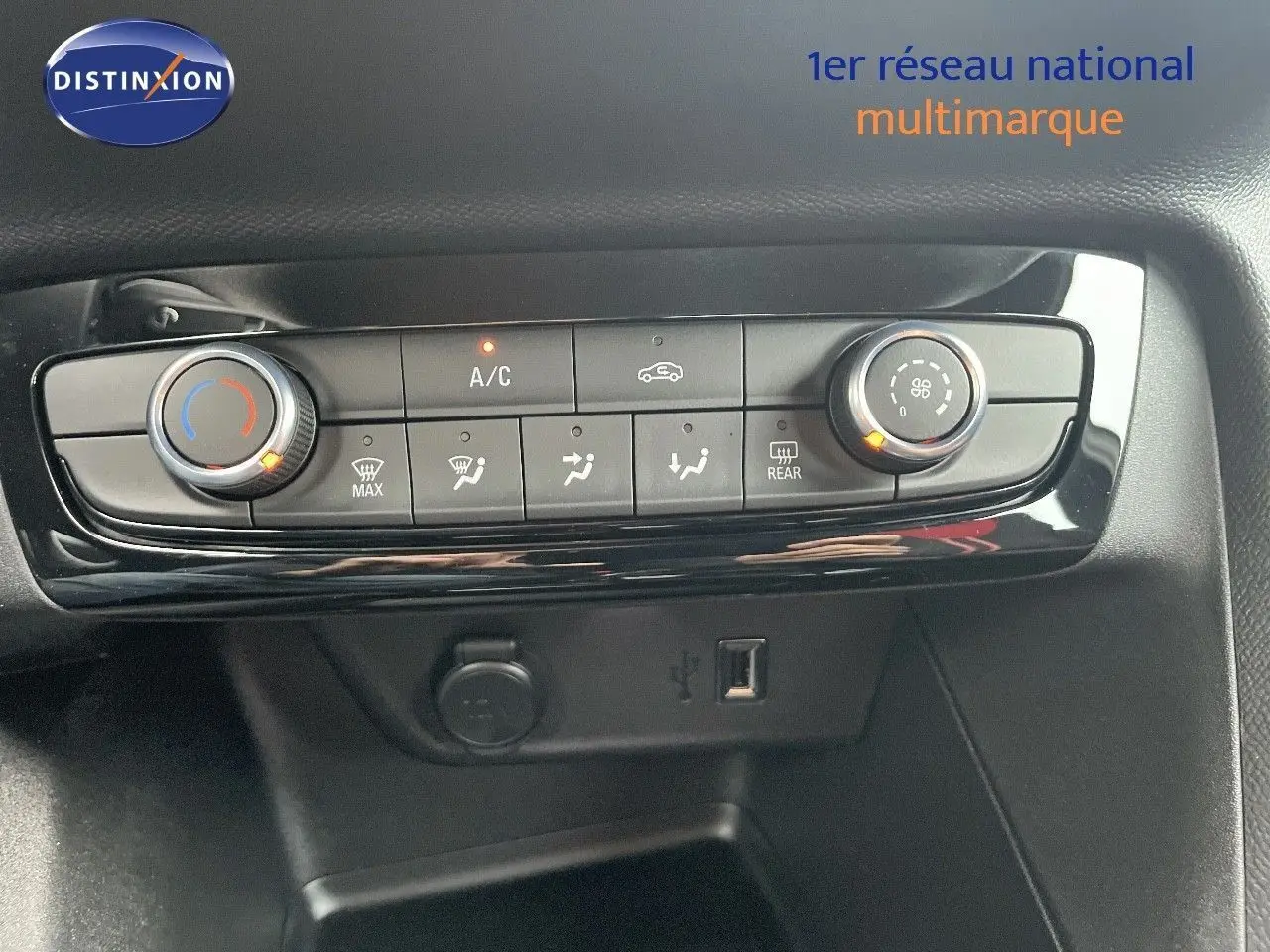 Gros plan sur les commandes de climatisation et connectiques USB d'une Opel Corsa blanche version GS Line 2022.