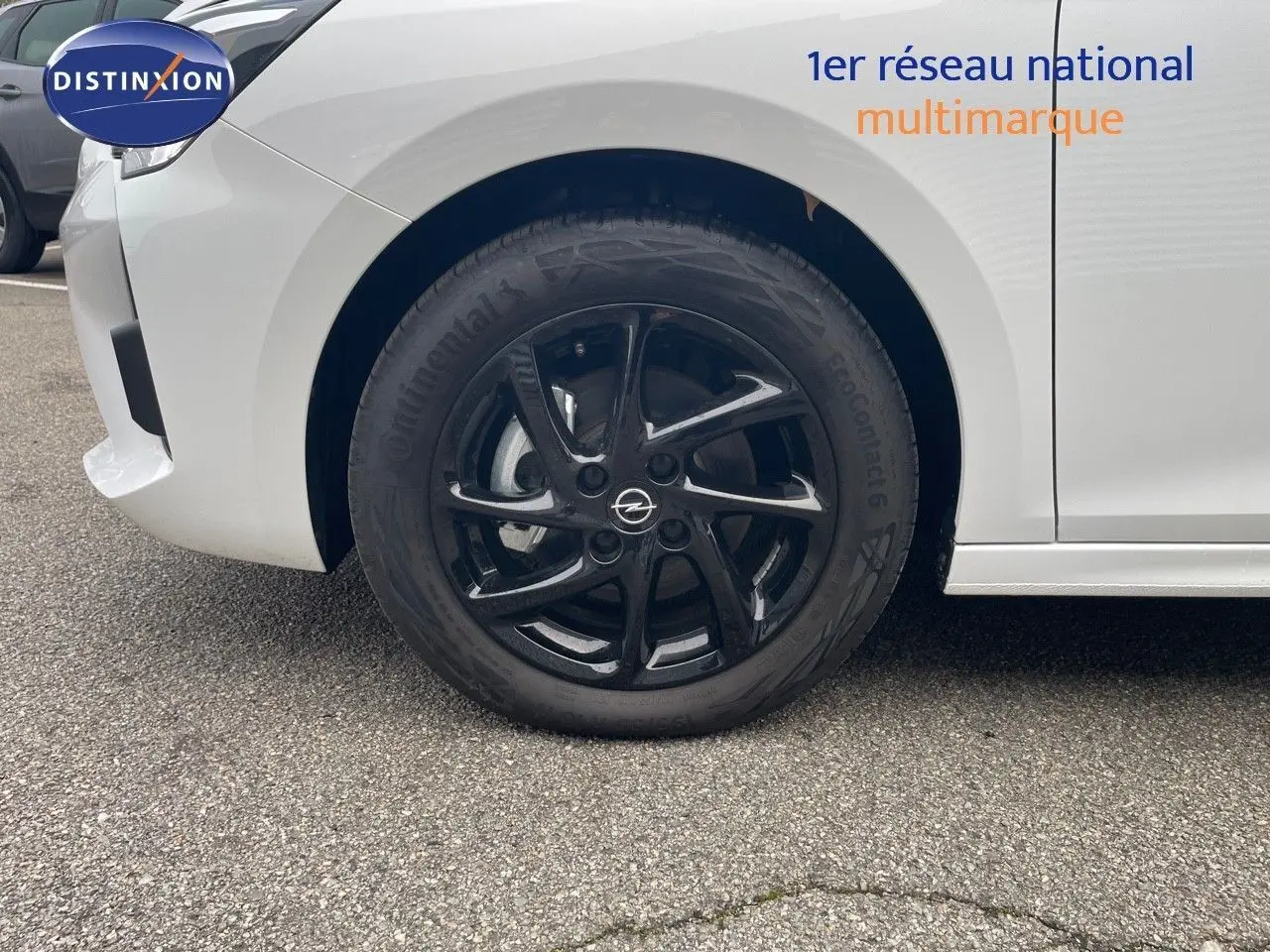 Gros plan sur la roue avant gauche noire de l'Opel Corsa blanche 2022, finition GS Line.