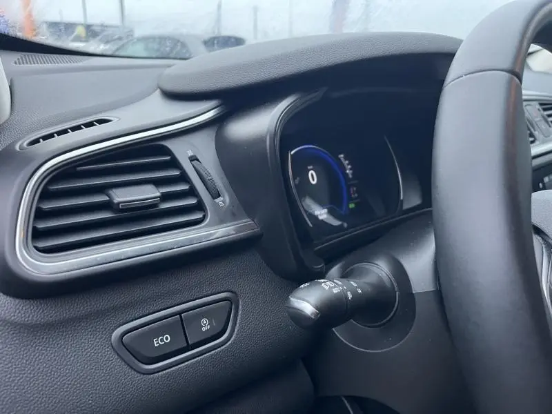 Détail du tableau de bord côté gauche du Renault Kadjar blanc 2022 avec bouton ECO et volant partiel visible.