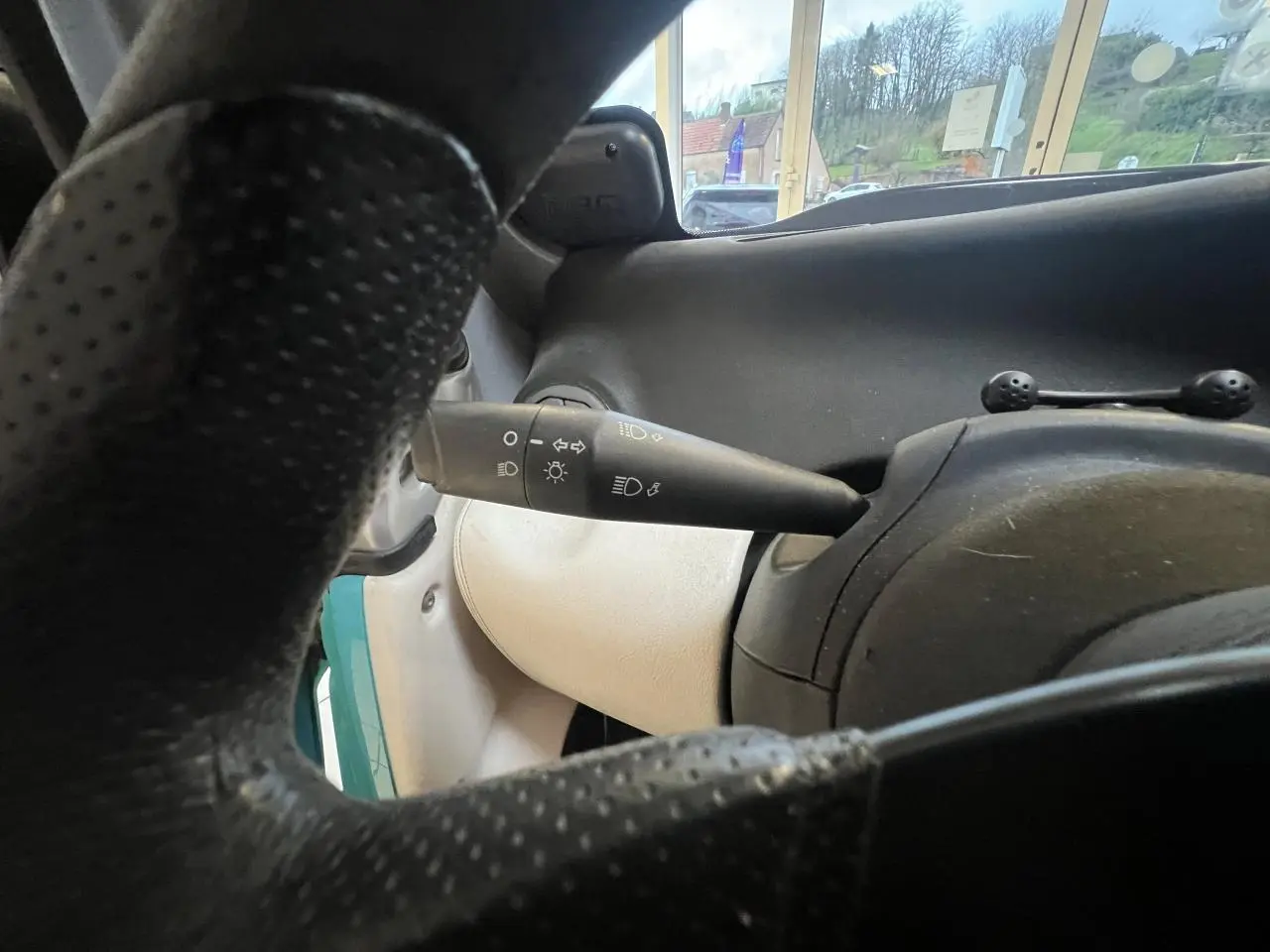 Vue intérieure rapprochée du levier de clignotant côté gauche du Citroën E-MEHARI cabriolet bleu clair de 2016.