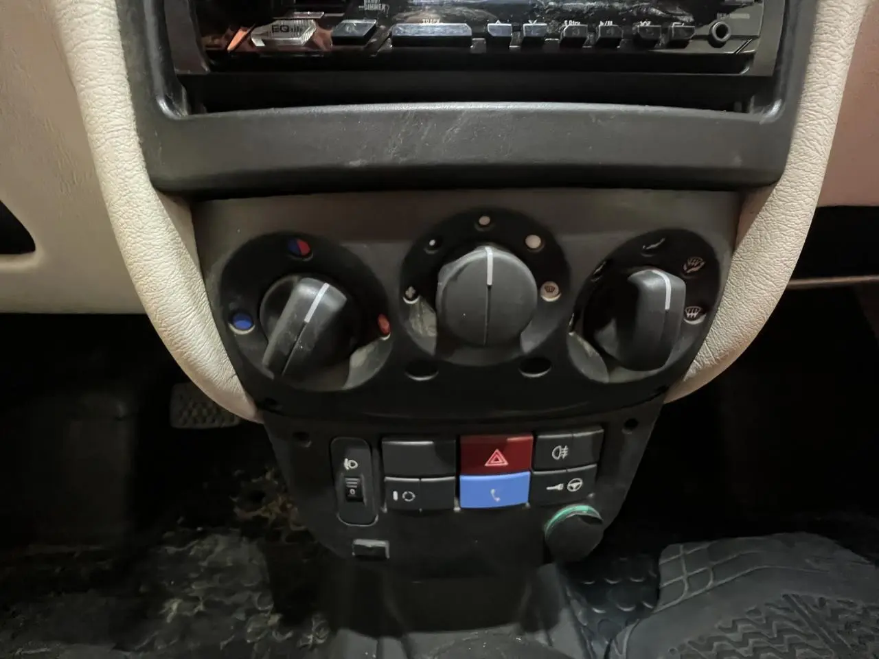 Tableau de bord central du Citroën E-MEHARI cabriolet bleu clair 2016, avec commandes de climatisation et boutons colorés.