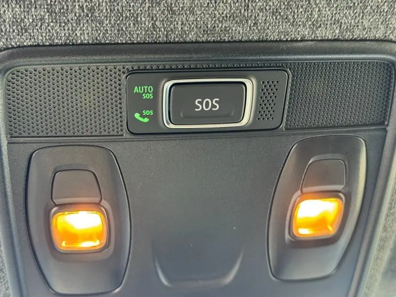 Boutons SOS et éclairages intérieurs allumés sur le plafond du Renault Captur noir 2025, version Essence manuelle.