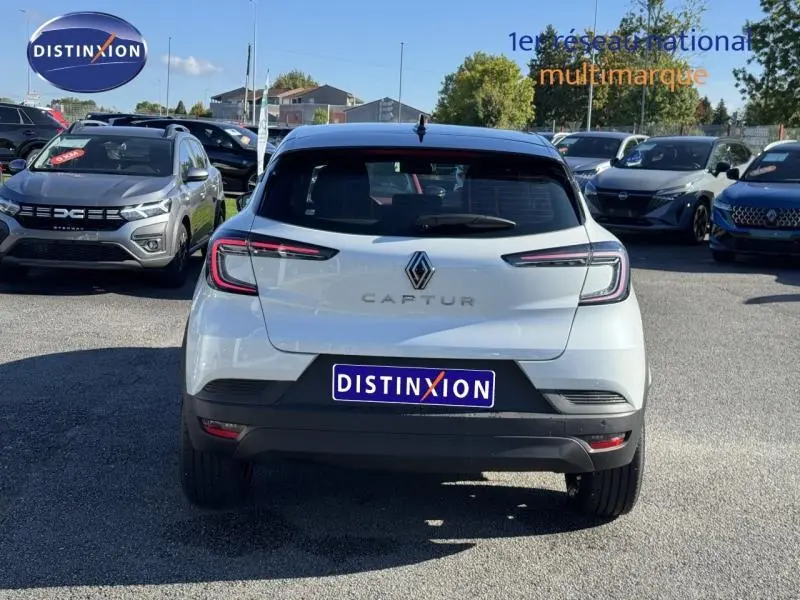 Vue arrière d'un Renault Captur noir 2025 avec feux LED distinctifs, stationné sur un parking extérieur multimarque.
