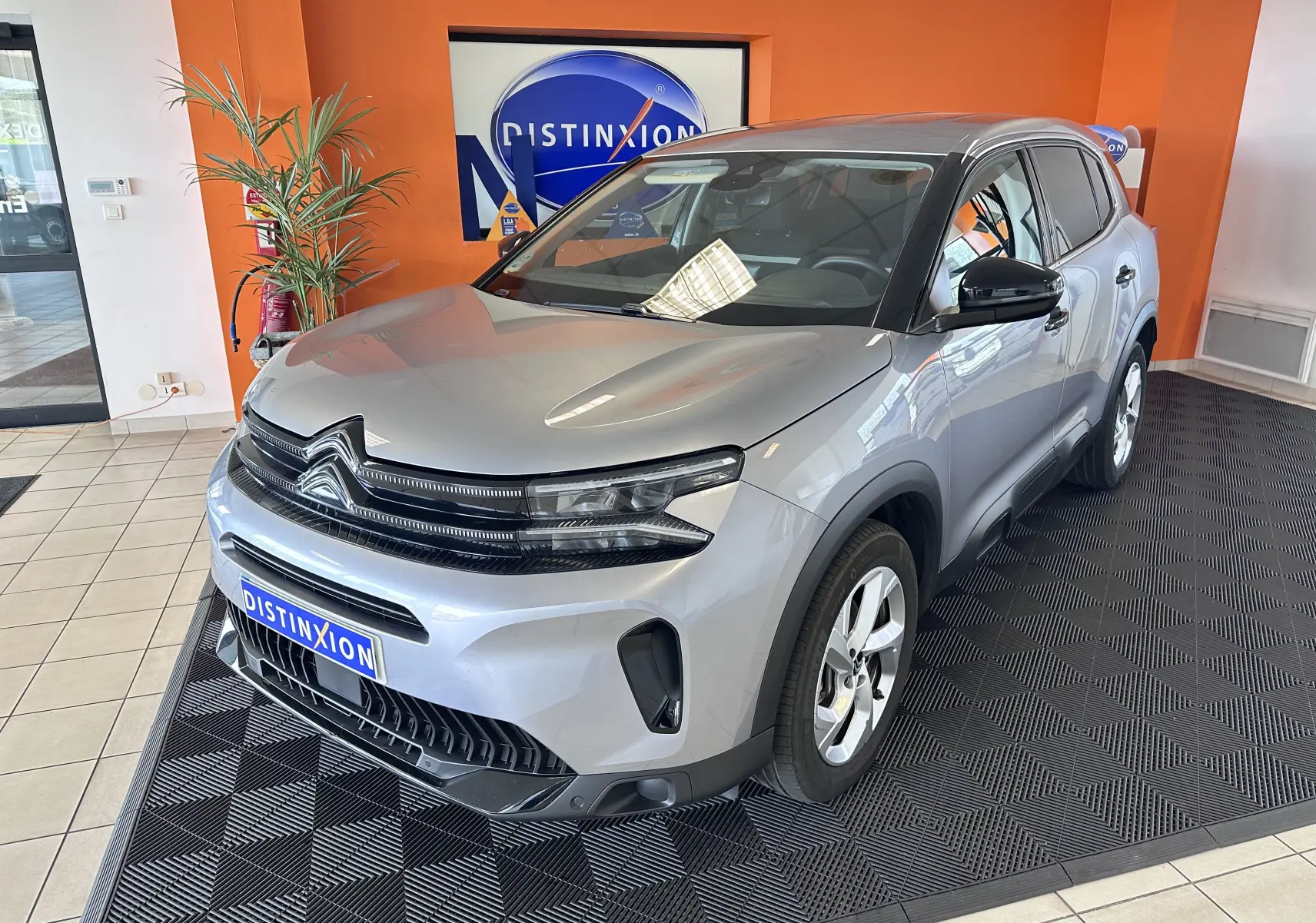 Citroën C5 Aircross Gris Artense en 3/4 avant droit, avec jantes alliage 18 pouces et calandre distinctive noire.