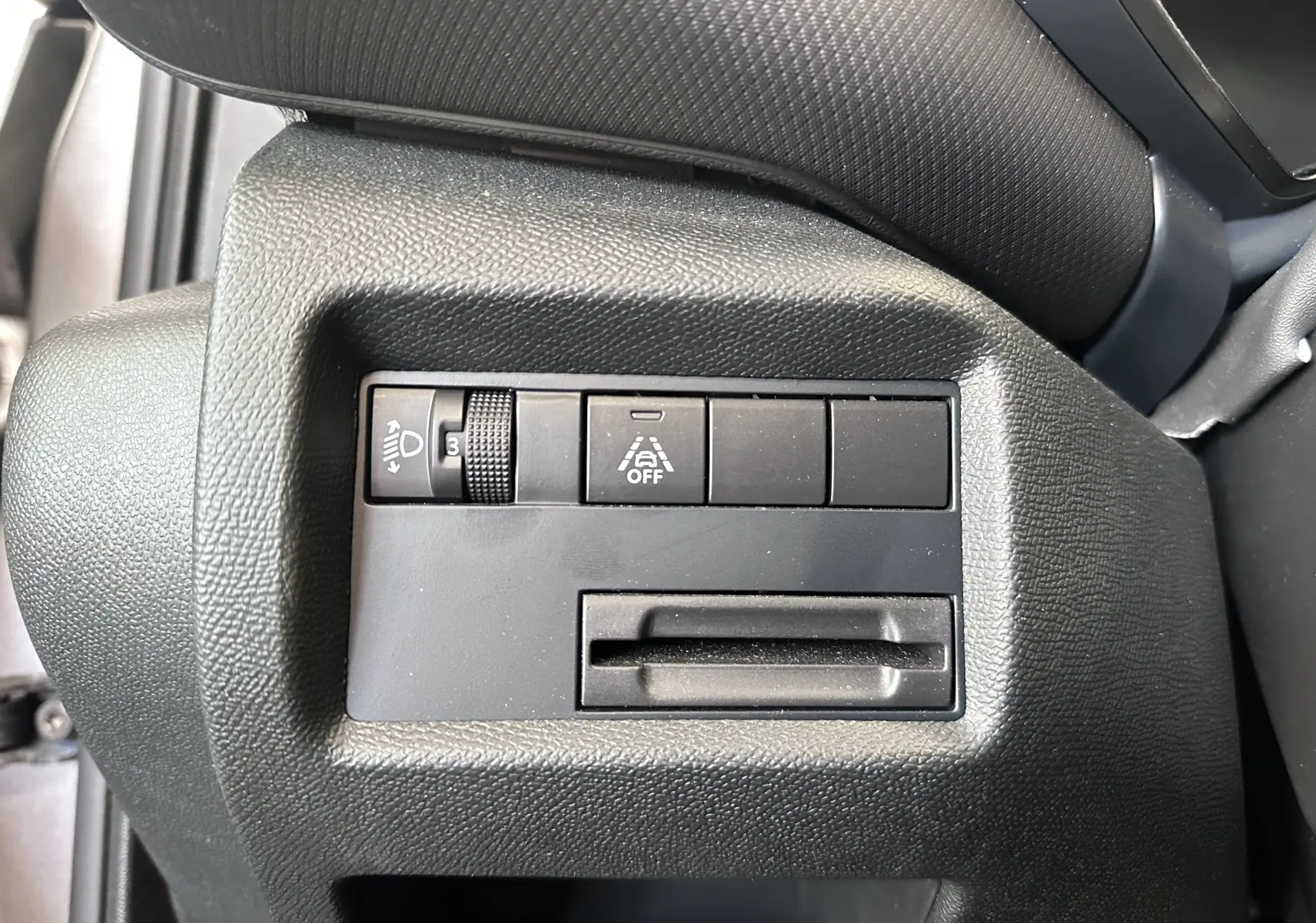 Gros plan sur les commandes noires du tableau de bord côté gauche du Citroën C5 Aircross gris Artense 2024.