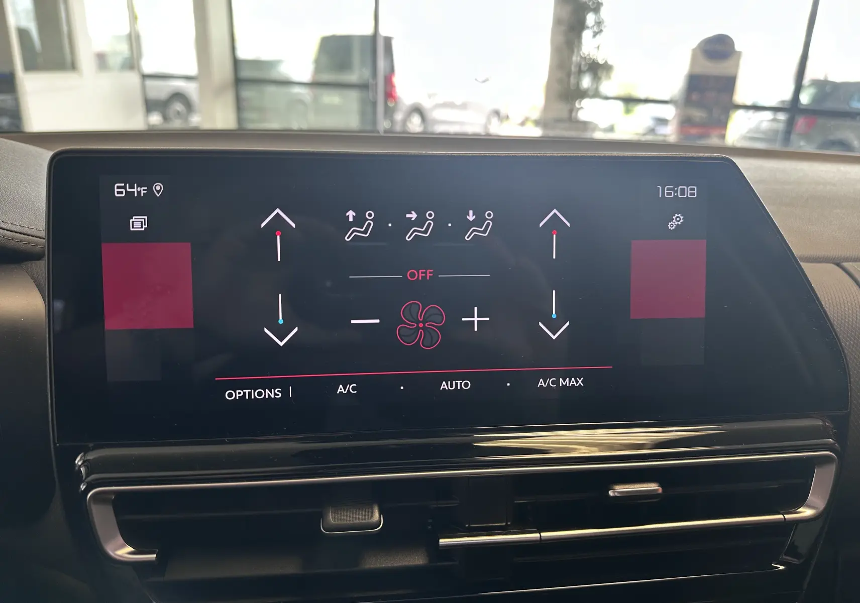 Écran tactile central du tableau de bord du Citroën C5 Aircross 2024, affichant les commandes de climatisation.