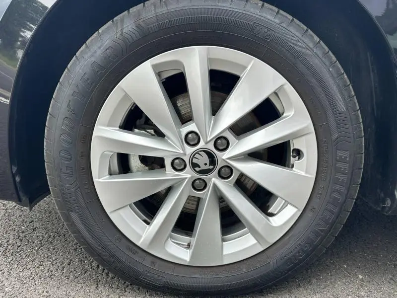 Gros plan sur la jante alu argentée et le pneu Goodyear d'une Skoda Scala noir Magic nacré, côté gauche.