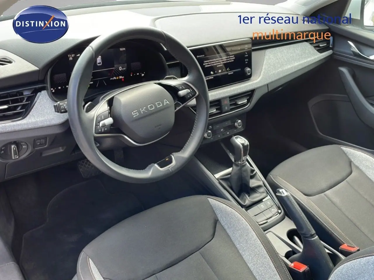 Vue intérieure côté conducteur de la Skoda Scala blanc glacier, volant multifonction et tableau de bord digital.